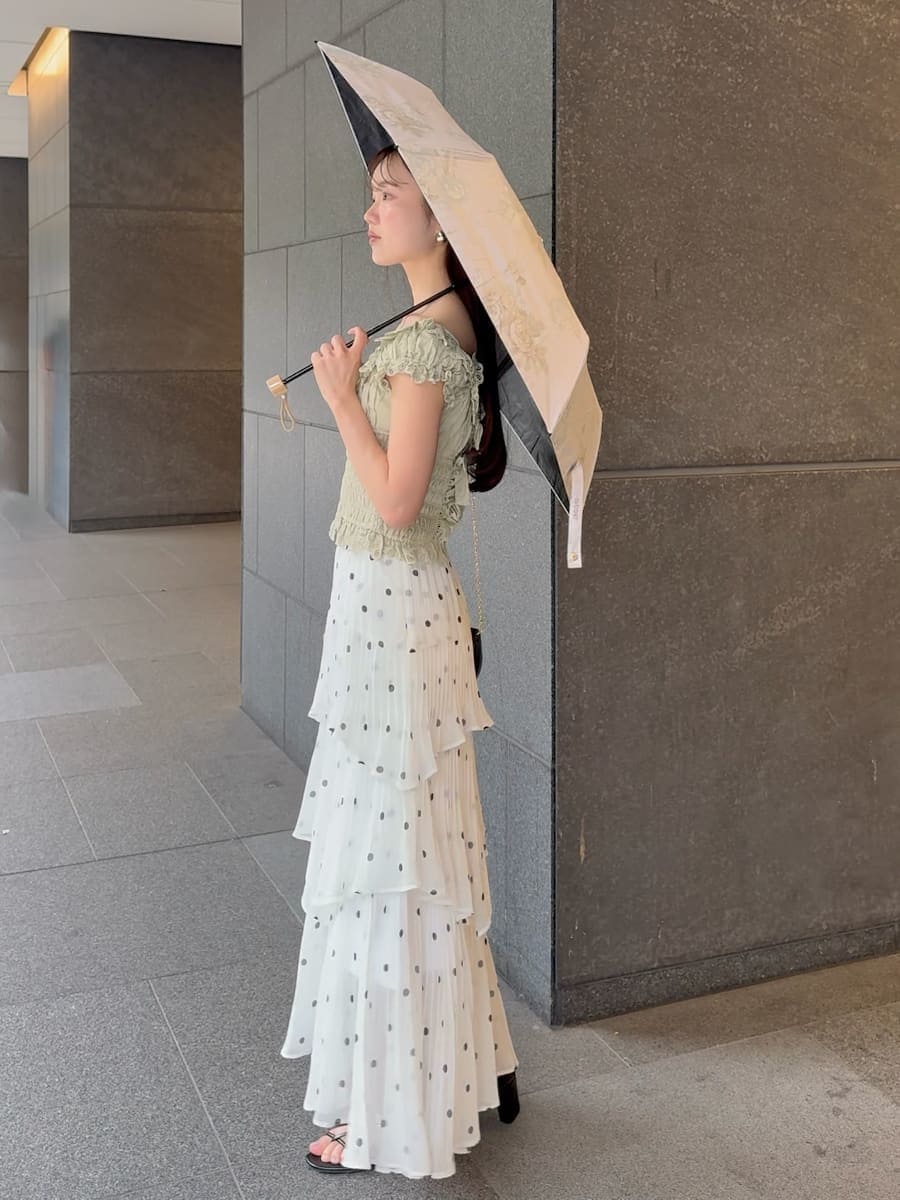 その他のスカート、グリーン系のシャツ/ブラウス、ブラック系のショルダーバッグを着用したレディースの春コーディネートの2枚目の写真