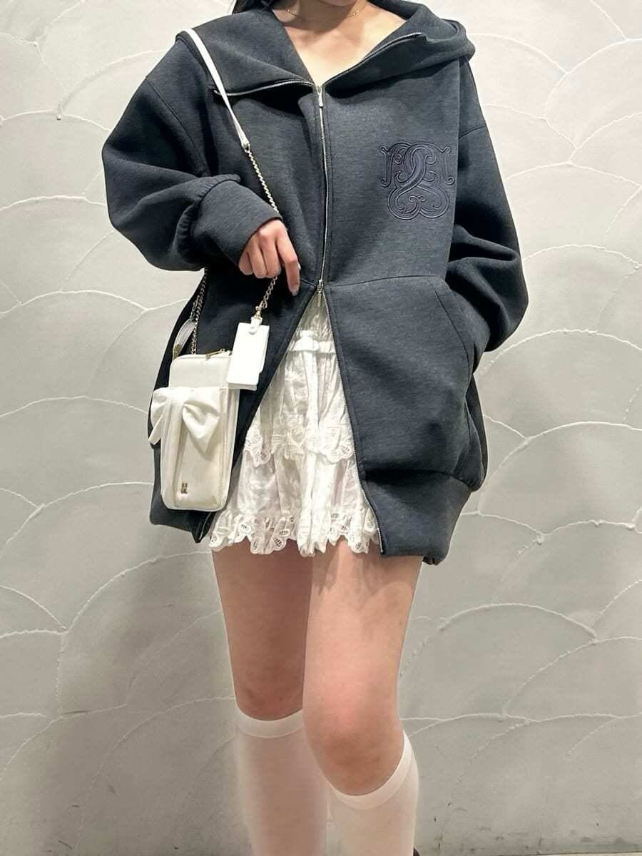 ホワイト系のその他パンツ、ホワイト系のショルダーバッグ、ブラック系のスニーカーを着用したレディースの春コーディネートの4枚目の写真