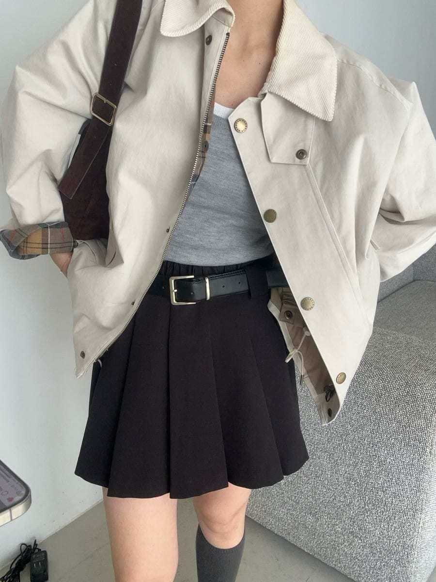 ホワイト系のブルゾンを着用したレディースの秋コーディネートの3枚目の写真