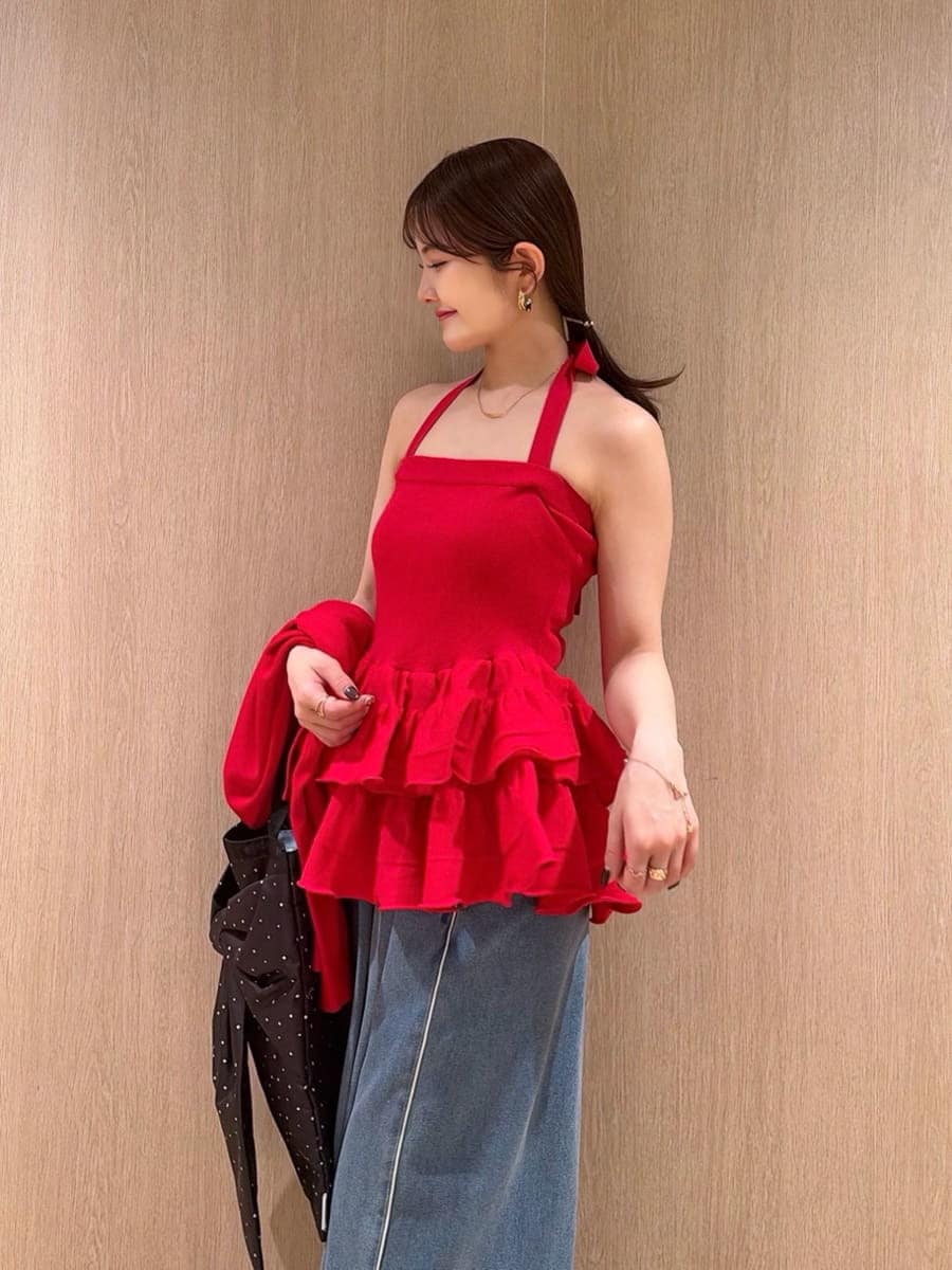 ブルー系のその他パンツ、レッド系のニット/セーター、レッド系のカーディガン/ボレロを着用したレディースの春コーディネートの6枚目の写真