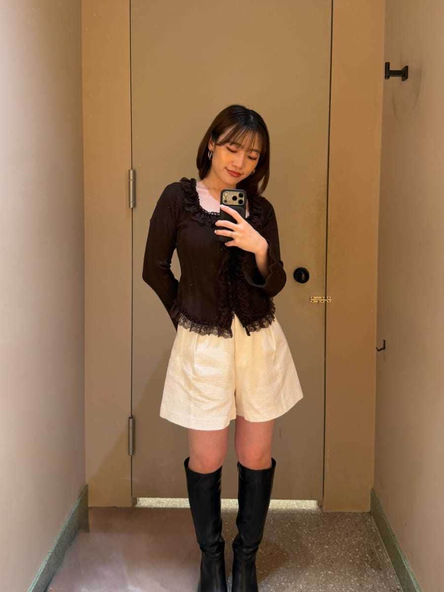 ブラック系のその他パンツ、ブラウン系のニット/セーター、ブラック系のブーツを着用したレディースの夏コーディネートの6枚目の写真