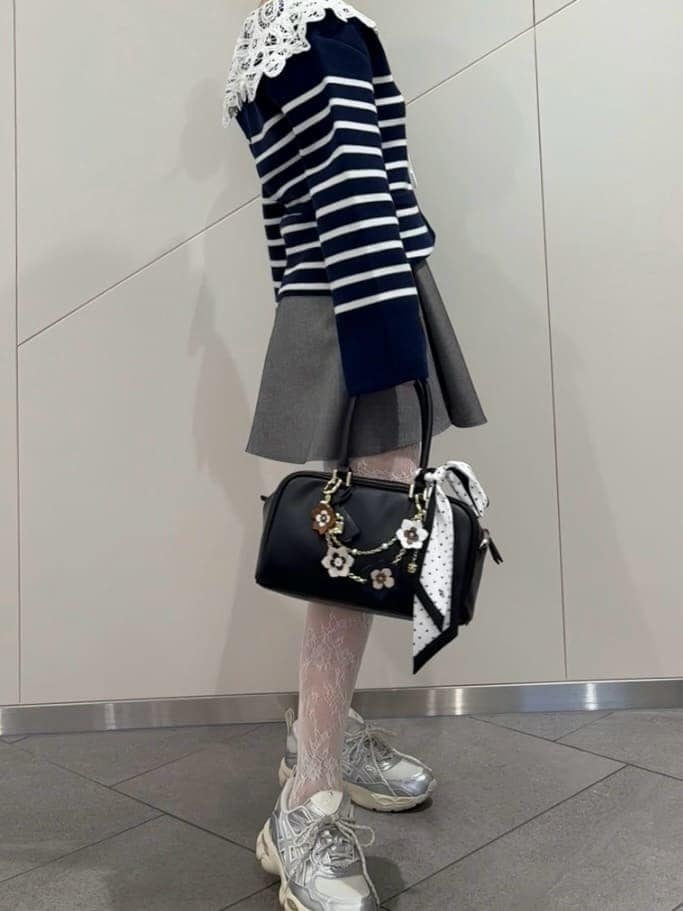 グレー系のその他パンツ、その他のカーディガン/ボレロ、ブラック系のボストンバッグを着用したレディースの冬コーディネートの3枚目の写真