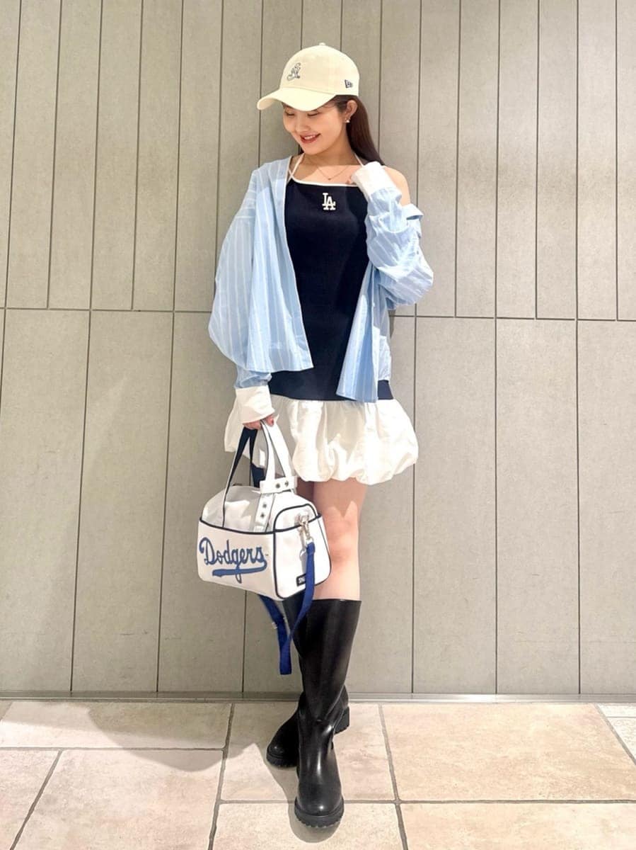 ブルー系のワンピース、ブルー系のシャツ/ブラウス、ゴールド系のイヤリングを着用したレディースの夏コーディネートの2枚目の写真