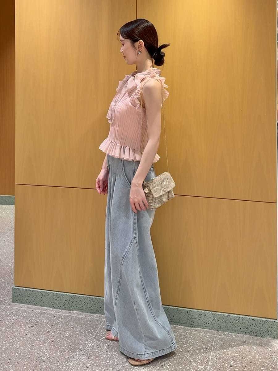 ブルー系のデニムパンツ、その他のサンダル、ピンク系のニット/セーターを着用したレディースの夏コーディネートの2枚目の写真