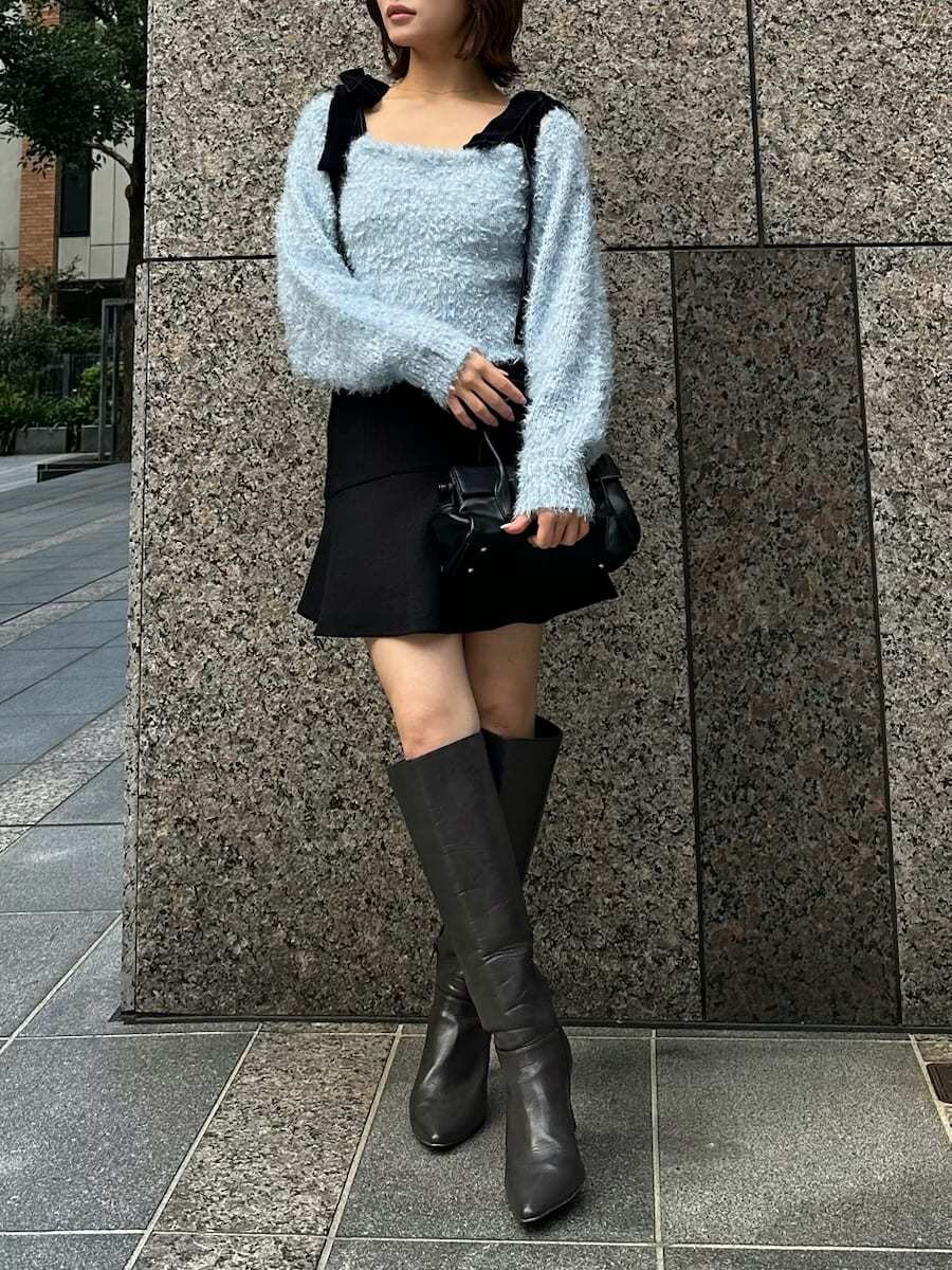 ブラック系のその他パンツ、ブラック系のボストンバッグを着用したレディースの冬コーディネートの4枚目の写真