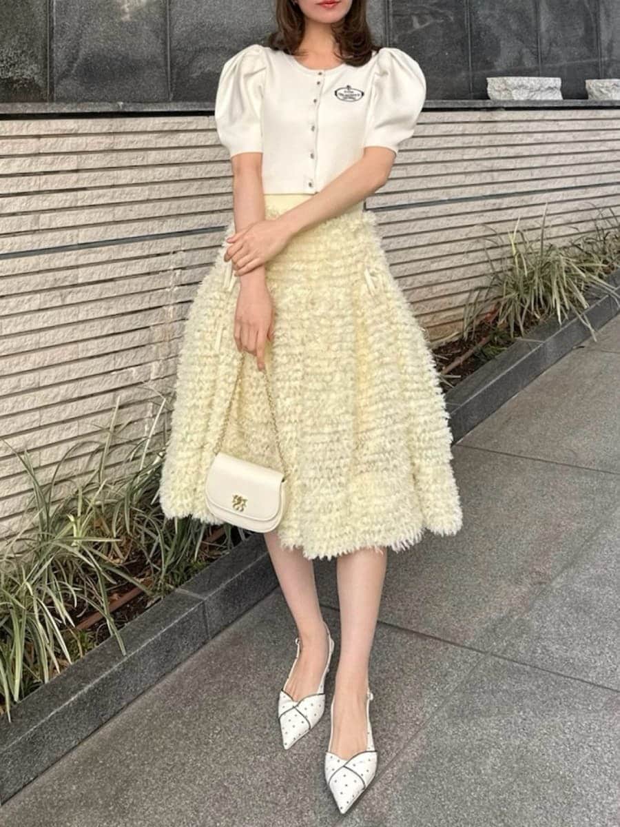 ホワイト系のカーディガン/ボレロ、その他のパンプス、ホワイト系のショルダーバッグを着用したレディースの春コーディネートの5枚目の写真