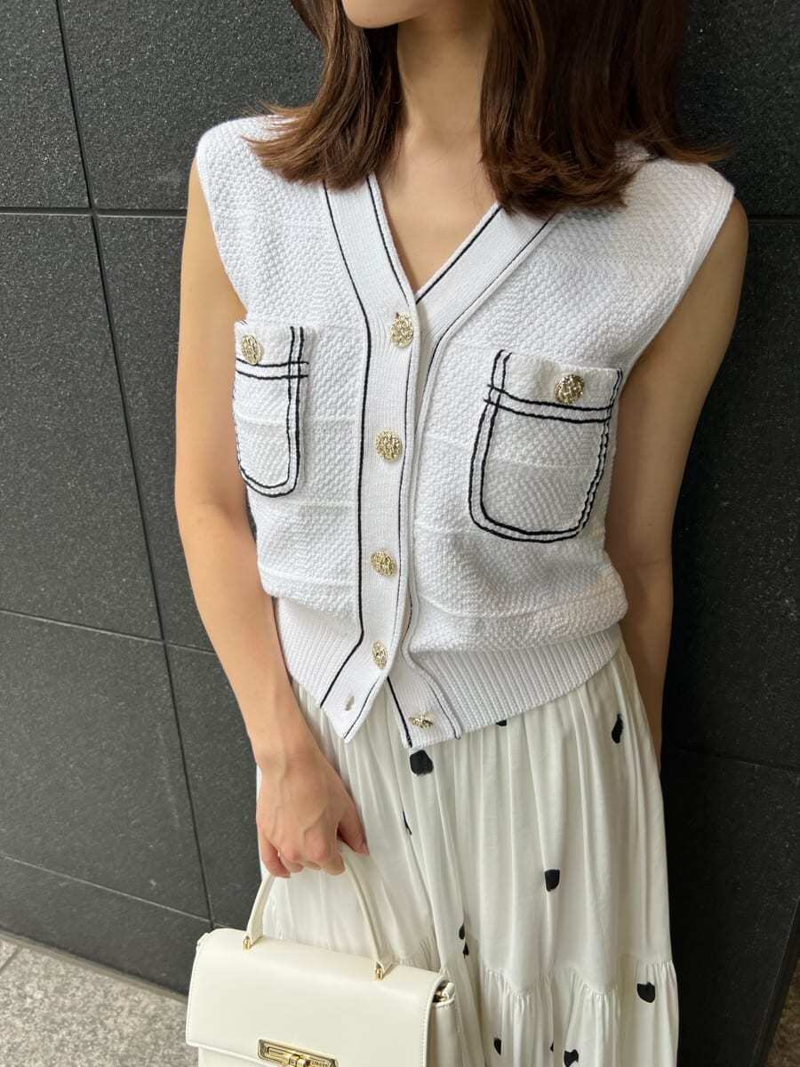 ホワイト系のニット/セーター、その他のスカート、ホワイト系のショルダーバッグを着用したレディースの夏コーディネートの9枚目の写真