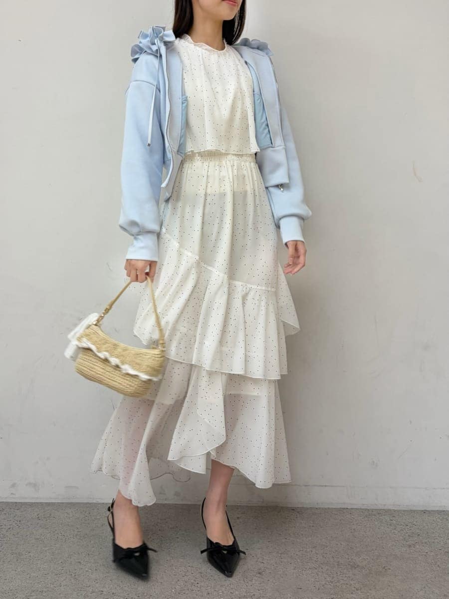 その他のワンピース、ブルー系のパーカーを着用したレディースの冬コーディネートの2枚目の写真