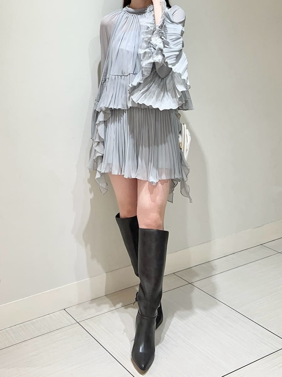 グレー系のブーツ、ホワイト系のショルダーバッグを着用したレディースの春コーディネートの5枚目の写真