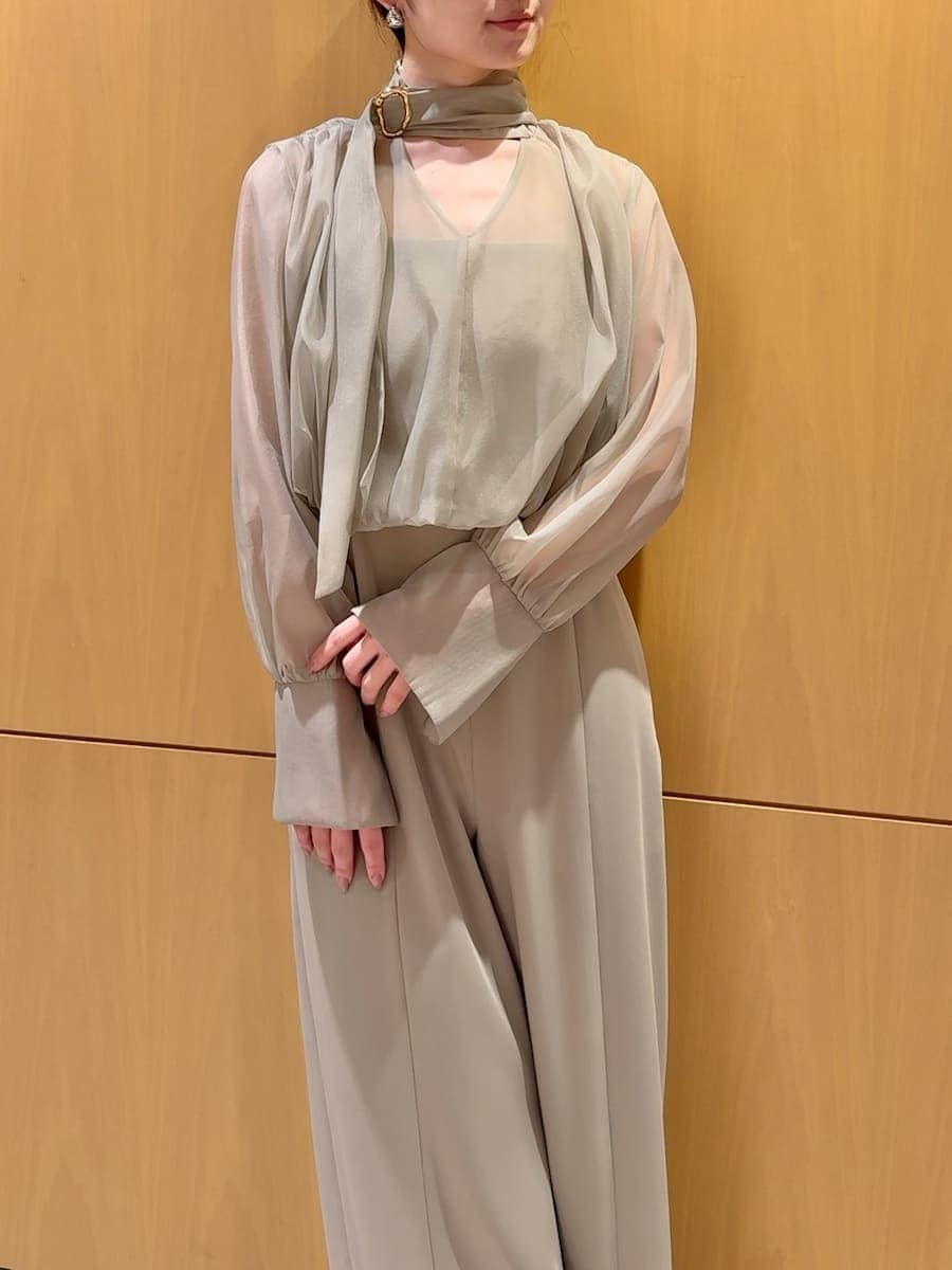 グリーン系のつなぎ/オールインワンを着用したレディースの冬コーディネートの5枚目の写真