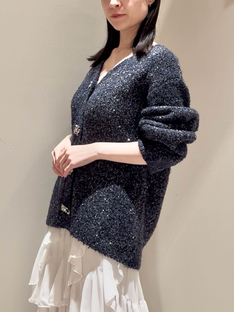 ブルー系のカーディガン/ボレロ、ホワイト系のスカート、ホワイト系のハンドバッグを着用したレディースの秋コーディネートの5枚目の写真