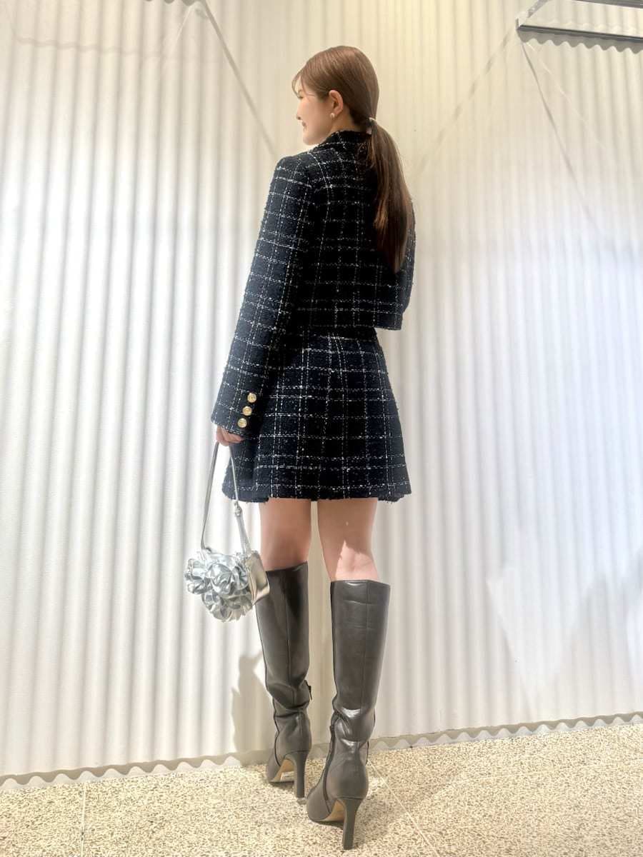 グレー系のブーツ、ブルー系のテーラードジャケット、ブルー系のスカートを着用したレディースの春コーディネートの3枚目の写真