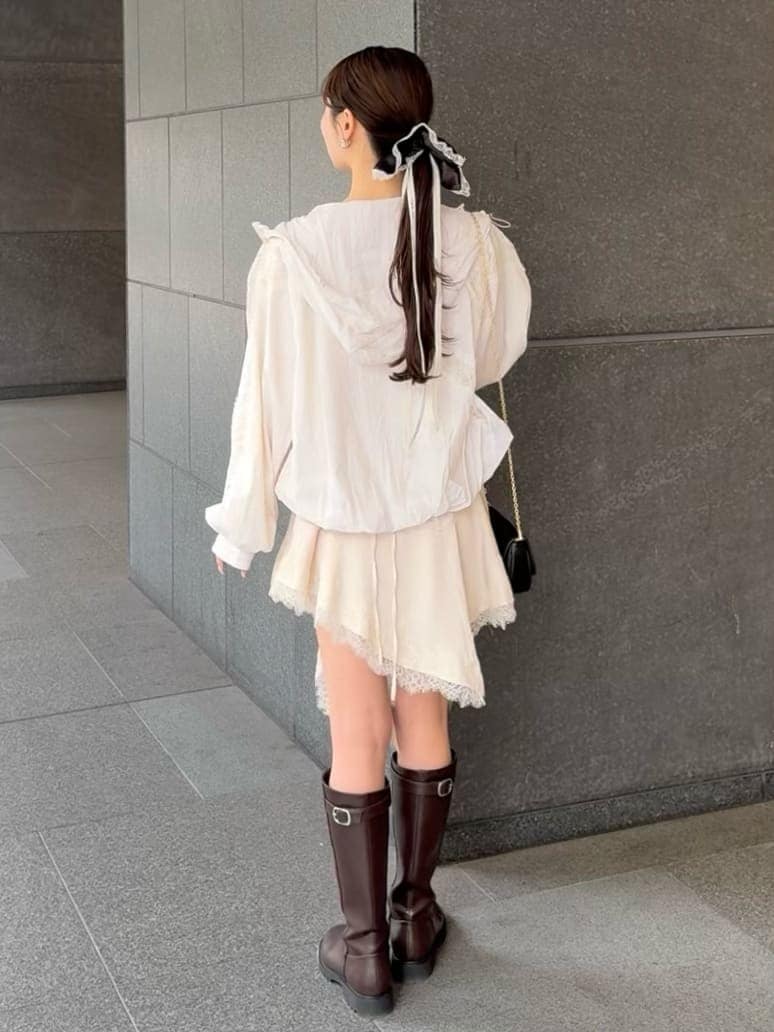 ホワイト系のキャミソール、ホワイト系のブルゾン、ブラック系のショルダーバッグを着用したレディースの春コーディネートの4枚目の写真