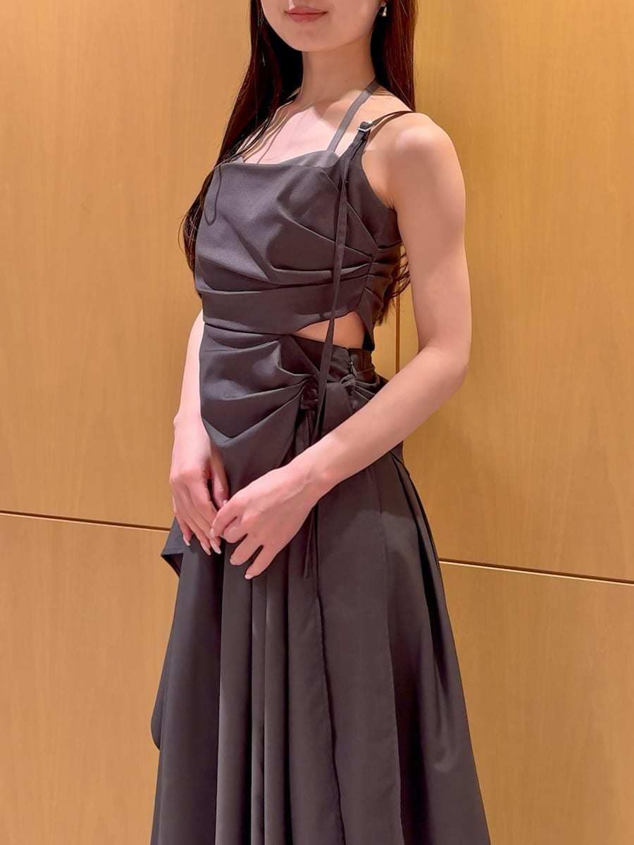 グレー系のワンピース、ブラック系のパンプス、ベージュ系のハンドバッグを着用したレディースの春コーディネートの6枚目の写真