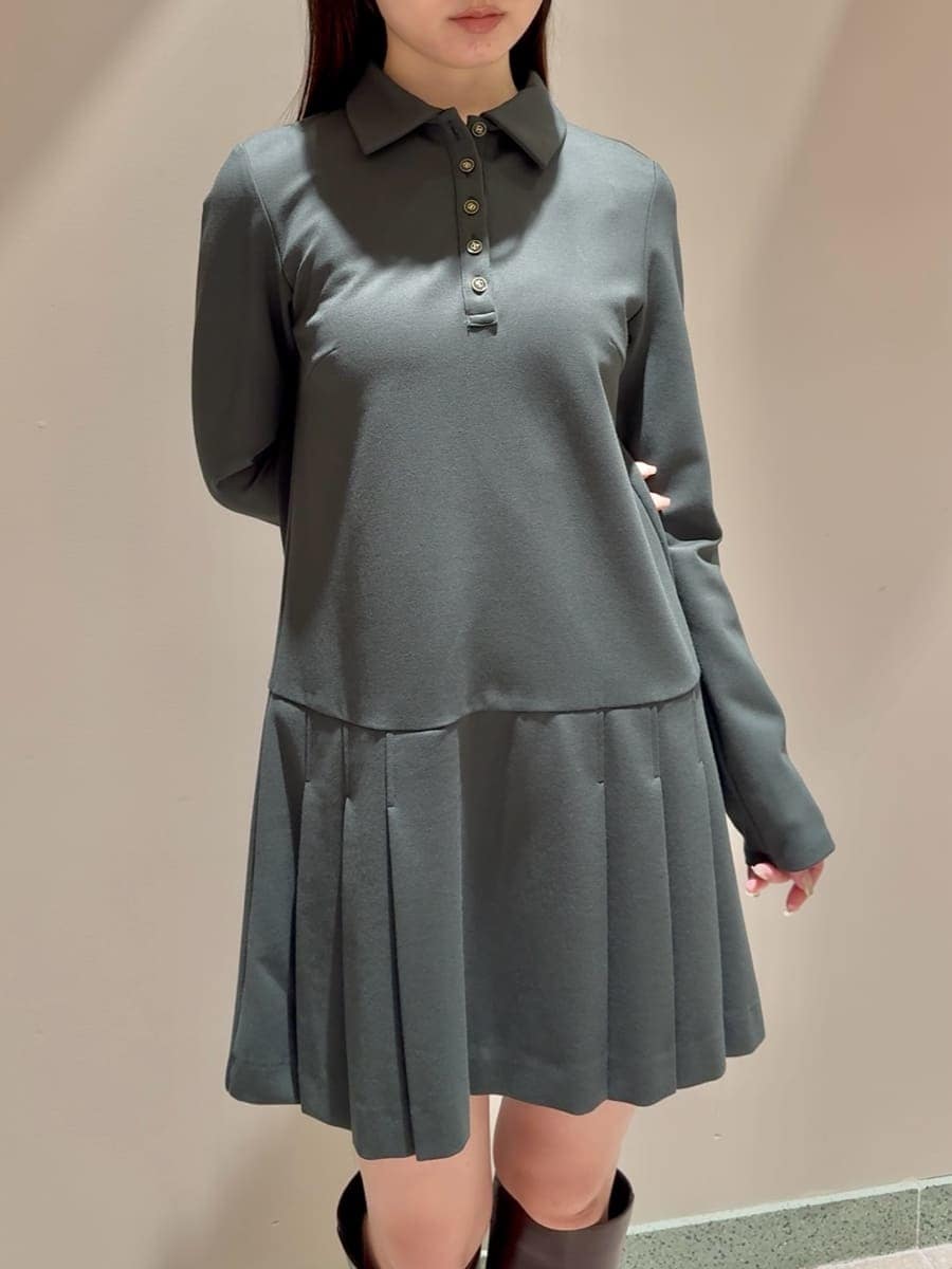 ブラウン系のブルゾン、グリーン系のワンピース、ブラウン系のブーツを着用したレディースの秋コーディネートの7枚目の写真