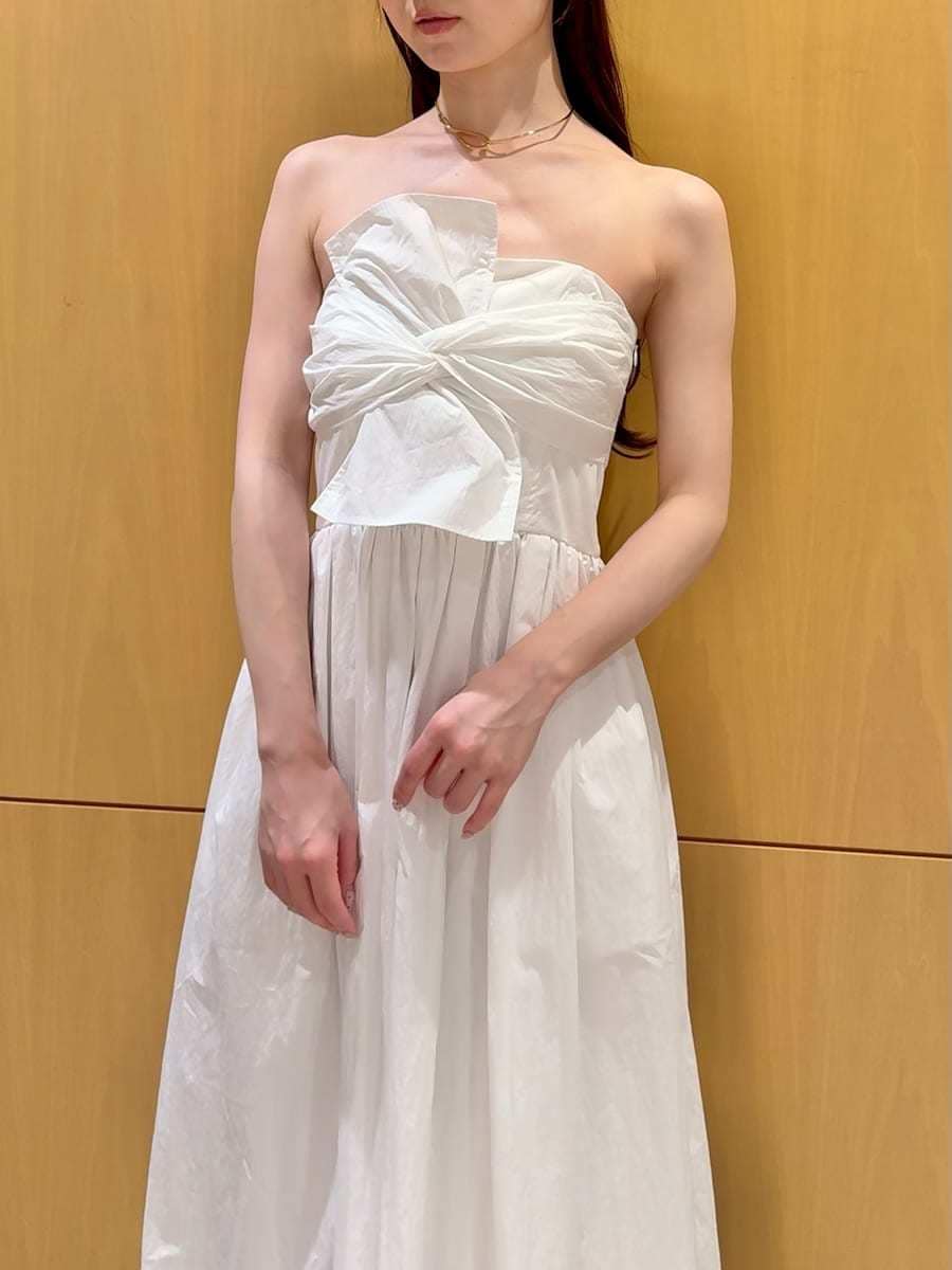 ピンク系のカーディガン/ボレロ、その他のサンダル、ブラウン系のトートバッグを着用したレディースの夏コーディネートの5枚目の写真