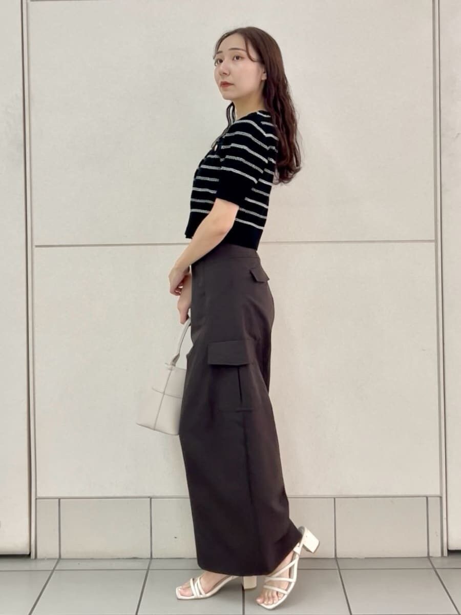 ベージュ系のハンドバッグ、ブラウン系のその他パンツ、その他のカーディガン/ボレロを着用したレディースの夏コーディネートの3枚目の写真