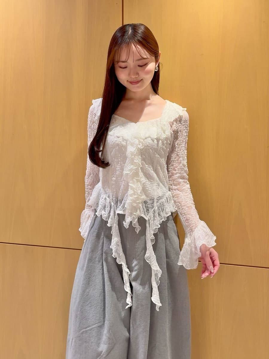 グレー系のデニムパンツ、ホワイト系のTシャツ/カットソー、その他のパンプスを着用したレディースの冬コーディネートの4枚目の写真