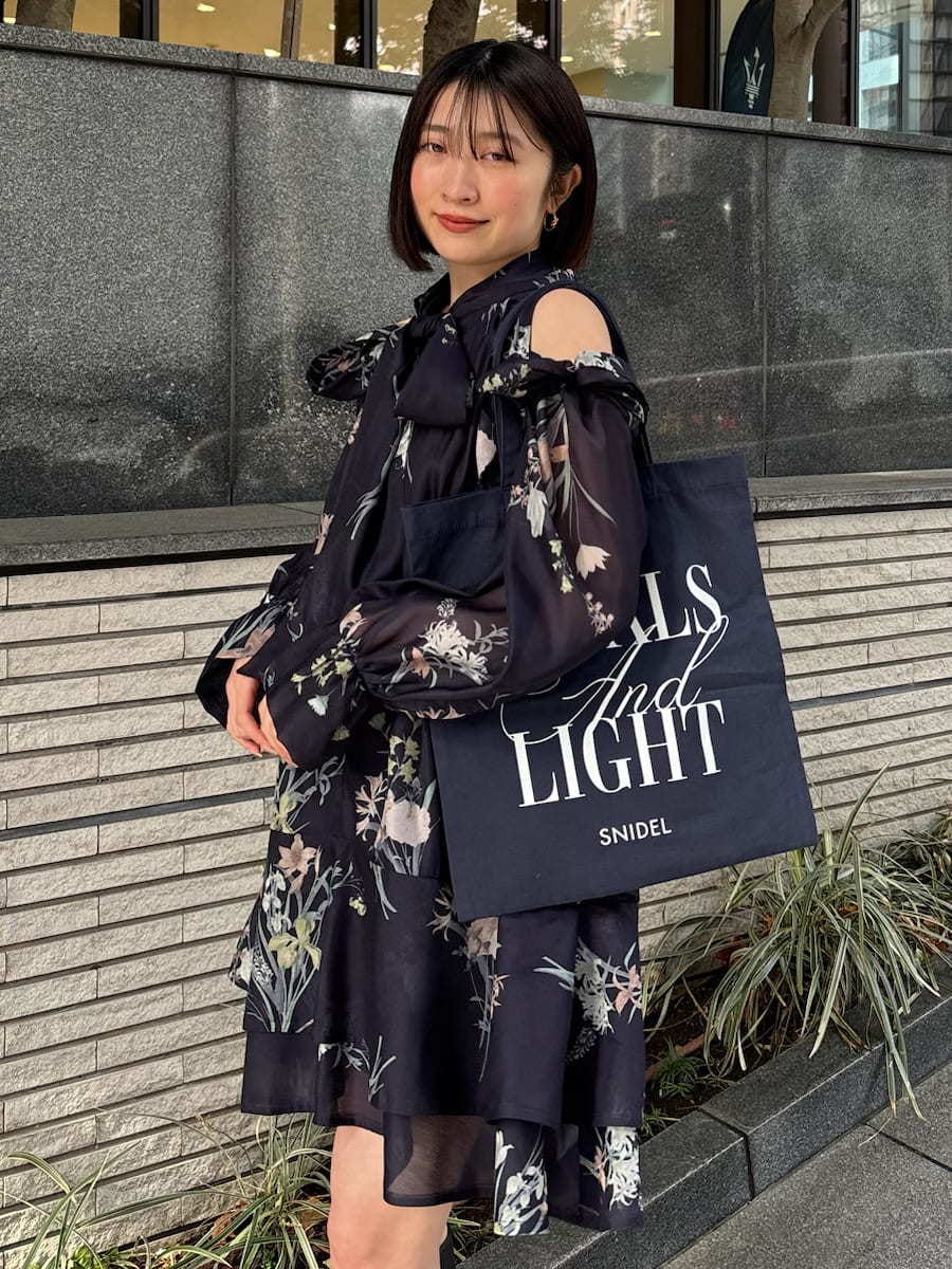 ブラック系のブーツ、ブルー系のワンピース、ブルー系のトートバッグを着用したレディースの冬コーディネートの5枚目の写真