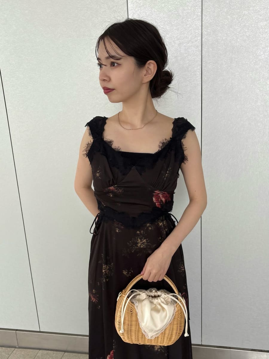 ブラック系のワンピース、ホワイト系のサンダル、ブラック系のキャミソールを着用したレディースの夏コーディネートの2枚目の写真