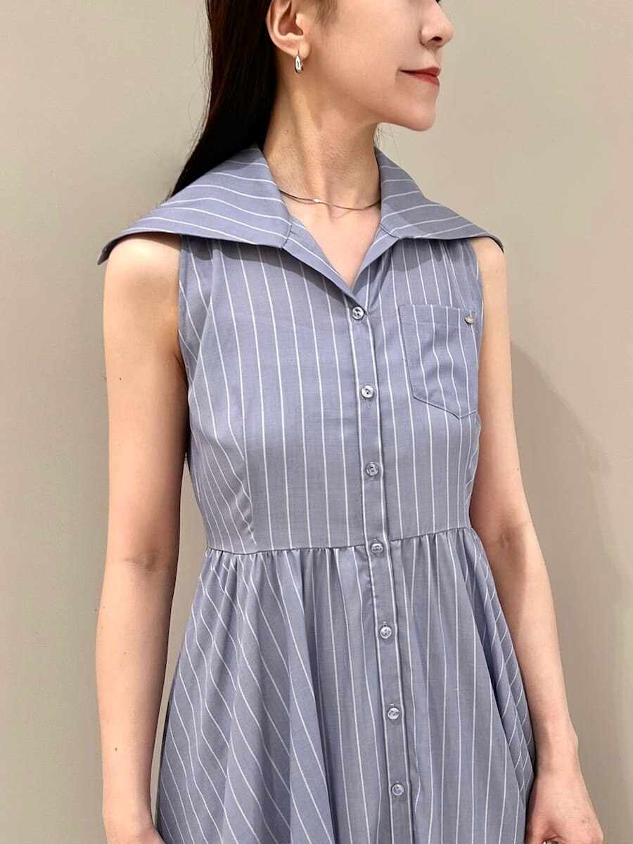 ブルー系のワンピース、ホワイト系のサンダル、ホワイト系のかごバッグを着用したレディースの夏コーディネートの4枚目の写真