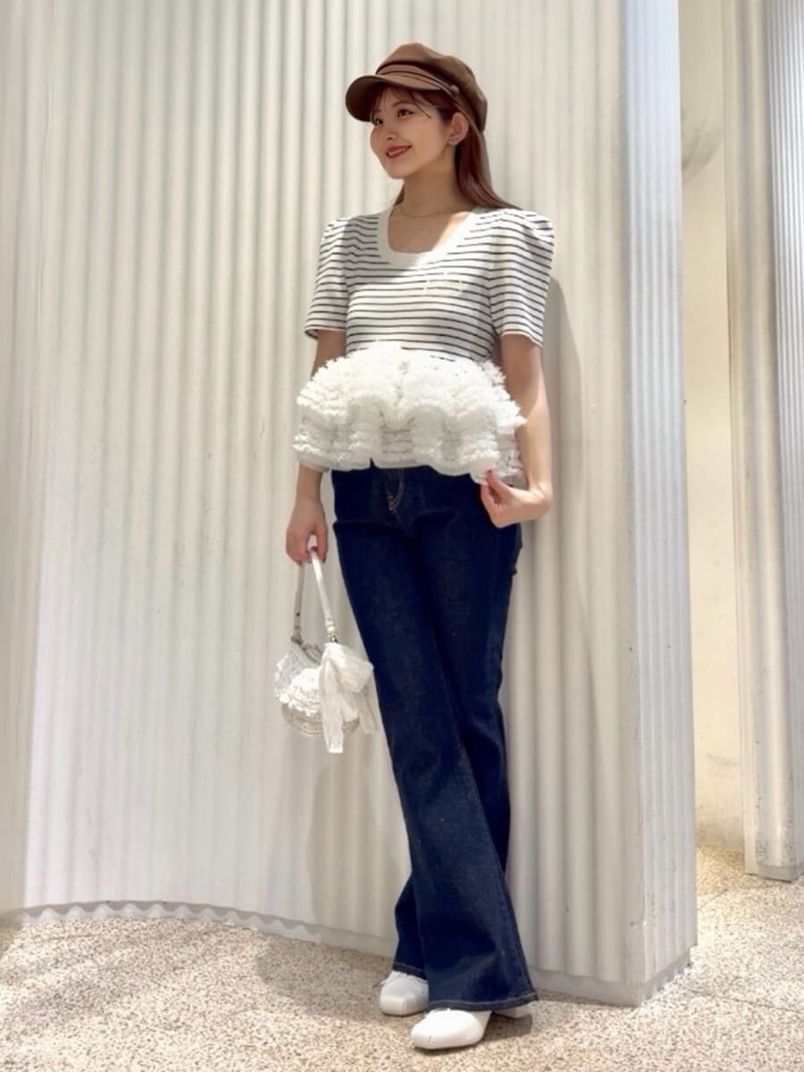 ブルー系のデニムパンツ、その他のニット/セーター、ホワイト系のパンプスを着用したレディースの春コーディネートの4枚目の写真