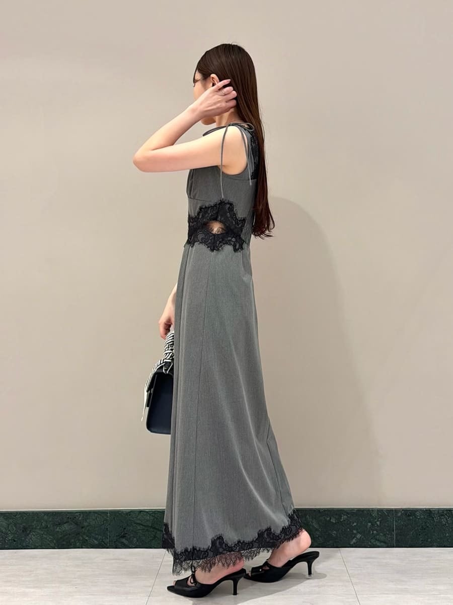グレー系のワンピース、ブラック系のサンダル、ブルー系のショルダーバッグを着用したレディースの夏コーディネートの2枚目の写真