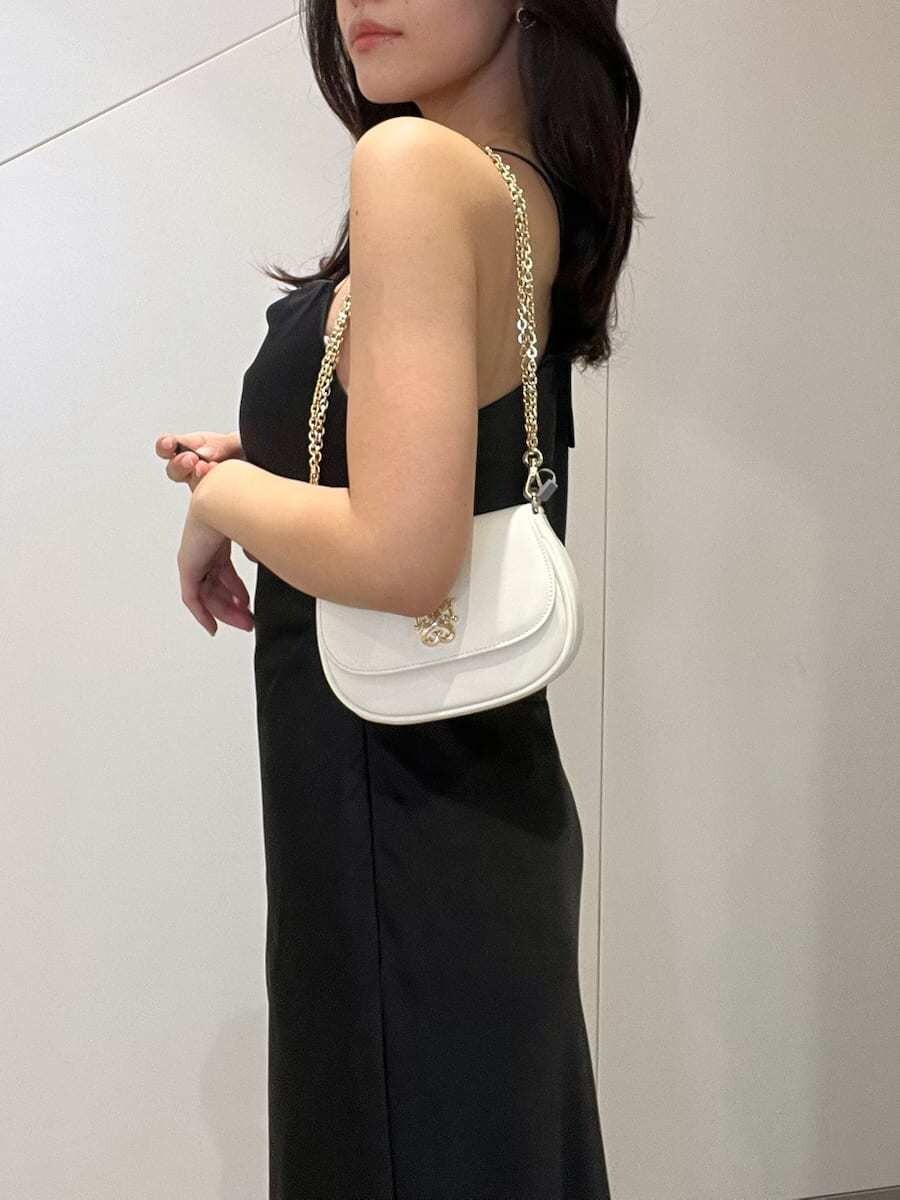 その他のパンプス、ホワイト系のショルダーバッグ、ブラック系のワンピースを着用したレディースの春コーディネートの6枚目の写真