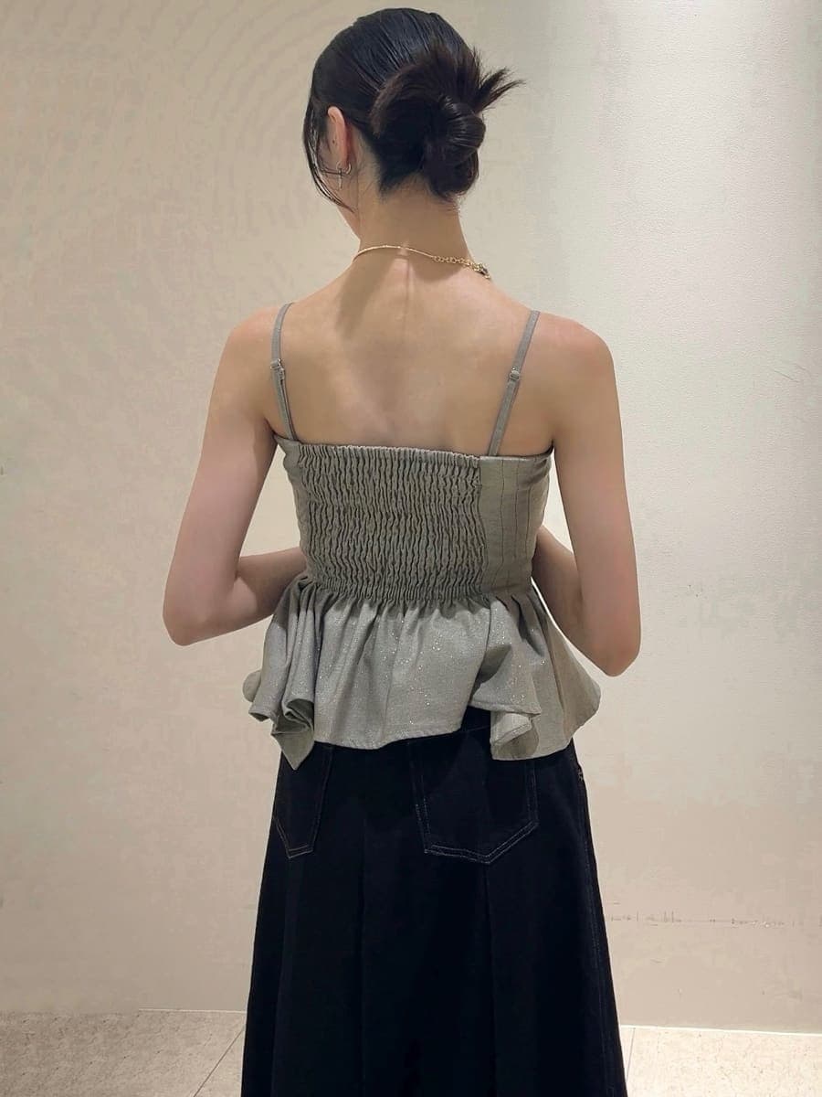 ブラック系のスカート、ブラック系のサンダル、ブラック系のショルダーバッグを着用したレディースの夏コーディネートの7枚目の写真