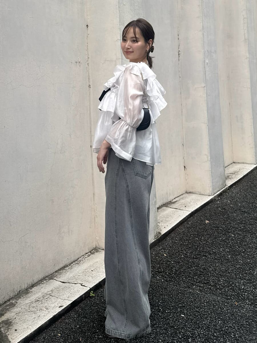 グレー系のデニムパンツ、ホワイト系のシャツ/ブラウスを着用したレディースの夏コーディネートの2枚目の写真