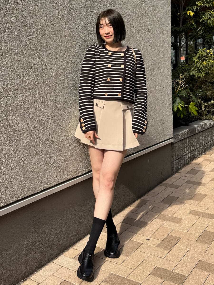 ベージュ系のスカート、その他のカーディガン/ボレロ、ホワイト系のショルダーバッグを着用したレディースの冬コーディネートの5枚目の写真