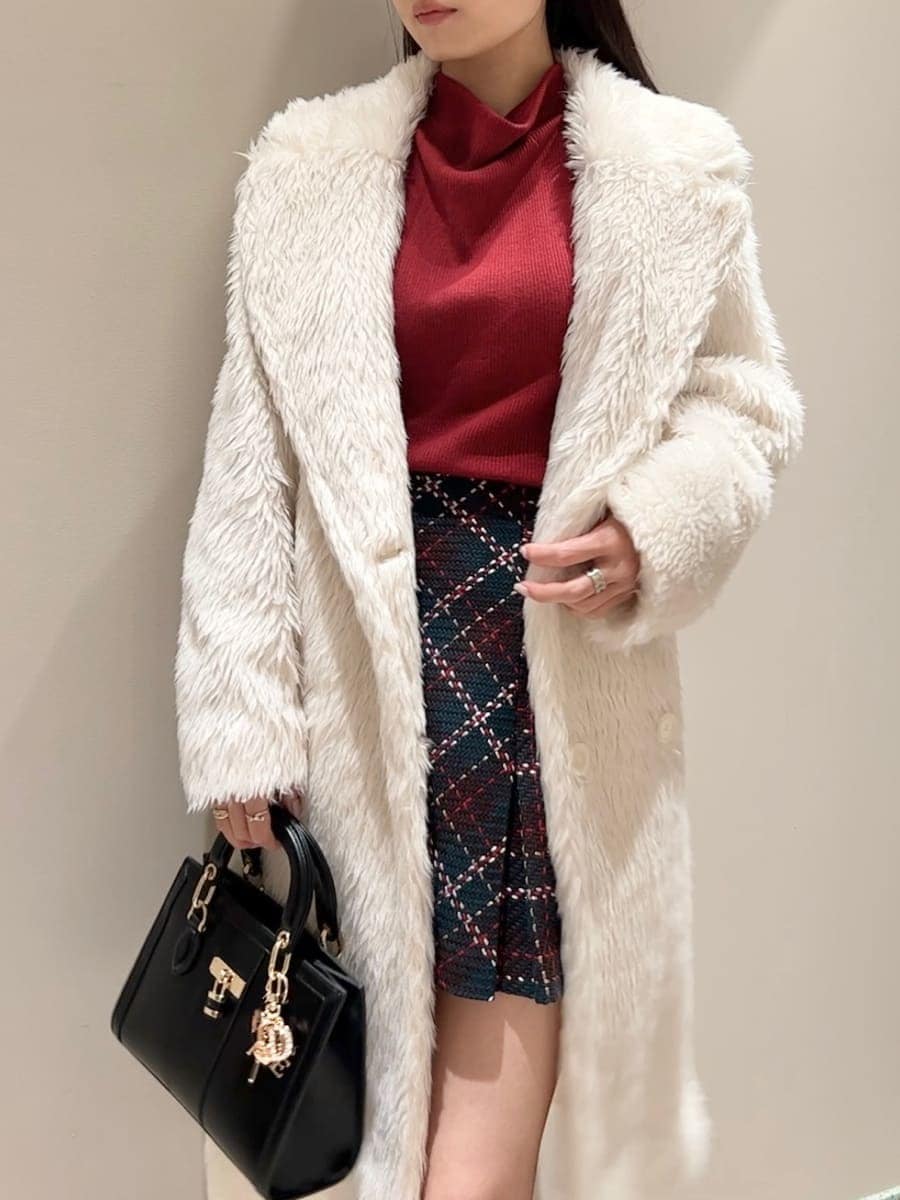 ブルー系のその他パンツ、レッド系のニット/セーター、ブラック系のハンドバッグを着用したレディースの冬コーディネートの4枚目の写真