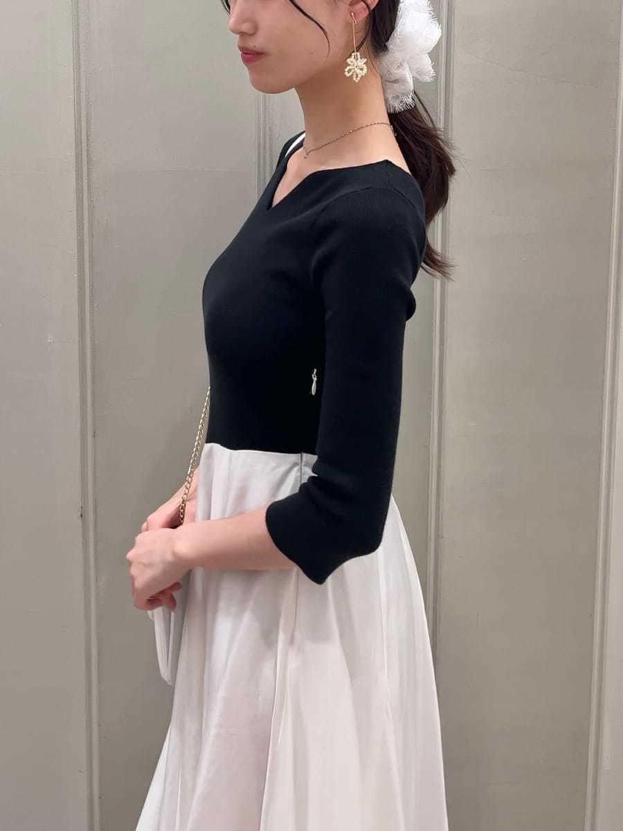 ホワイト系のショルダーバッグ、シルバー系のスニーカー、その他のワンピースを着用したレディースの冬コーディネートの5枚目の写真