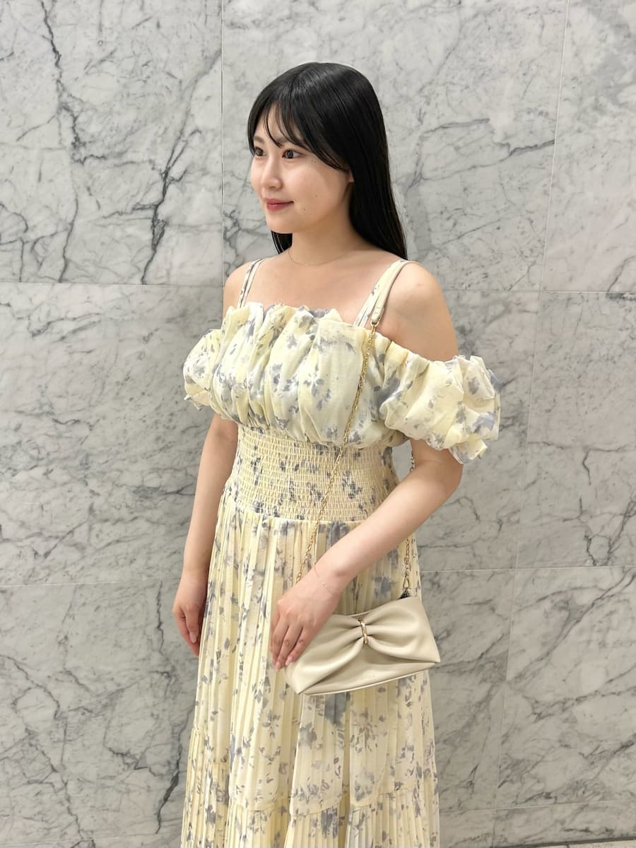 イエロー系のワンピース、ホワイト系のサンダルを着用したレディースの夏コーディネートの4枚目の写真