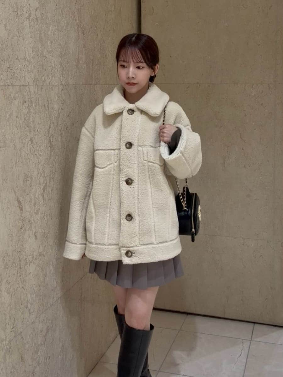 グレー系のその他パンツ、ブラウン系のニット/セーター、ブラック系のブーツを着用したレディースの秋コーディネートの2枚目の写真