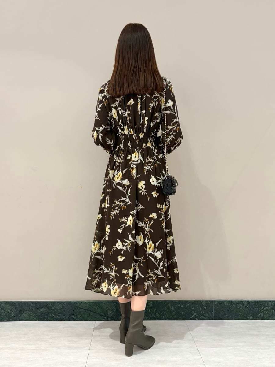 ベージュ系のキャミソール、ブラック系のショルダーバッグ、ブラウン系のワンピースを着用したレディースの冬コーディネートの2枚目の写真