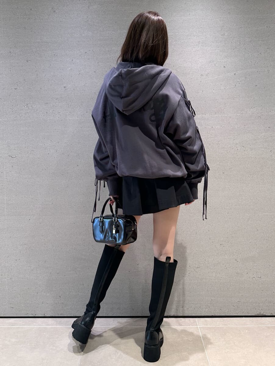 ブラック系のその他パンツ、ブラック系のボストンバッグを着用したレディースの秋コーディネートの7枚目の写真