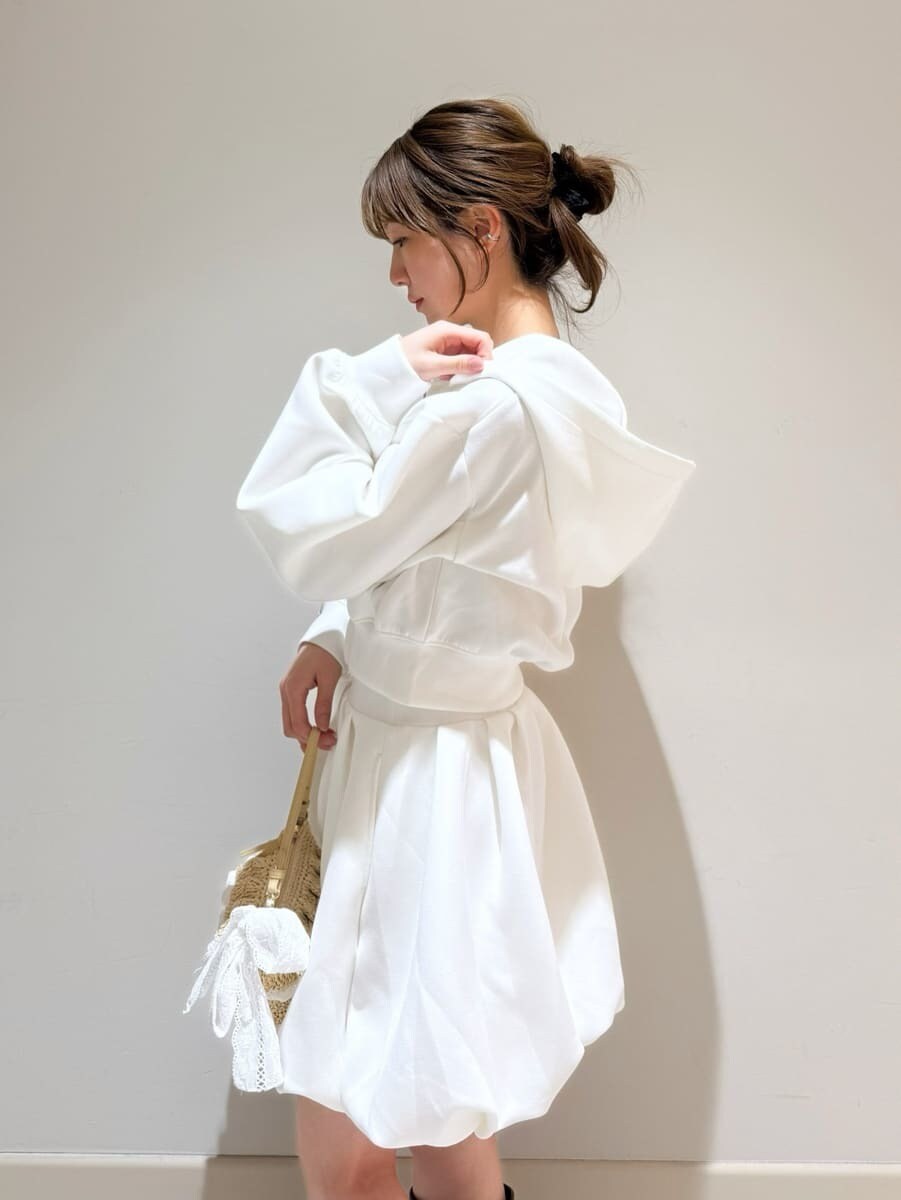 ブラウン系のブーツ、ホワイト系のワンピースを着用したレディースの冬コーディネートの4枚目の写真