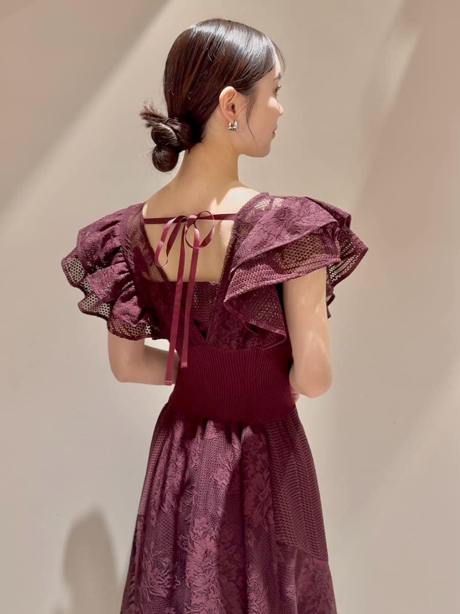 レッド系のドレス、レッド系のブーツ、ブラウン系のショルダーバッグを着用したレディースの夏コーディネートの6枚目の写真