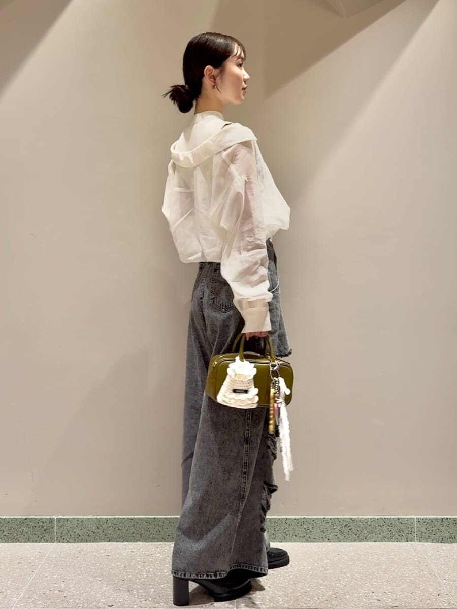 ホワイト系のニット/セーター、グレー系のデニムパンツ、ブラック系のローファーを着用したレディースの秋コーディネートの2枚目の写真