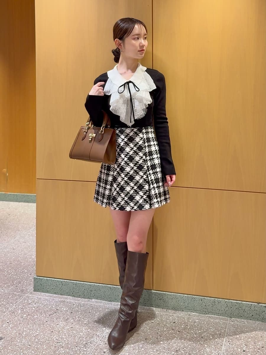 ホワイト系のムートンコート、ブラック系のその他パンツ、ブラック系のニット/セーターを着用したレディースの秋コーディネートの5枚目の写真