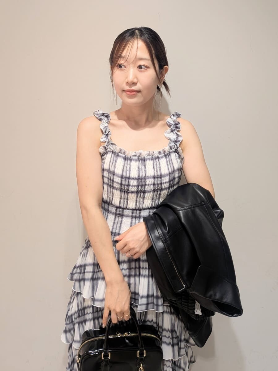 ブラック系のブルゾン、その他のワンピース、ブラック系のボストンバッグを着用したレディースの秋コーディネートの5枚目の写真