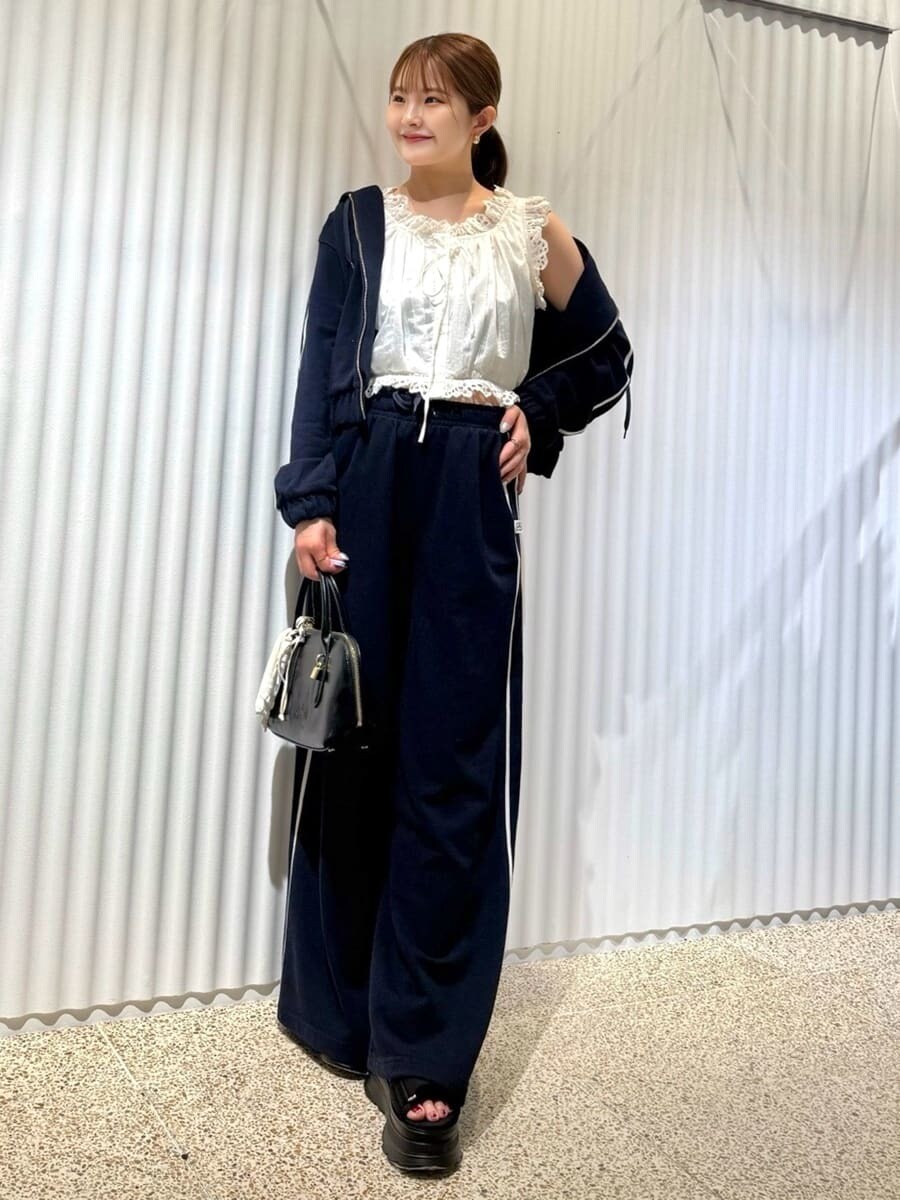 ホワイト系のシャツ/ブラウス、ブルー系のパーカー、ブルー系のスウェットパンツを着用したレディースの夏コーディネートの3枚目の写真