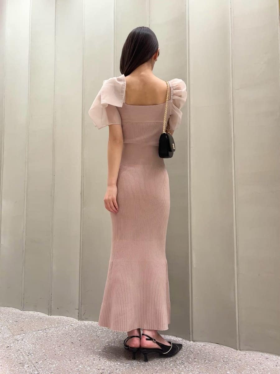 ピンク系のワンピース、ブラック系のパンプス、ブラック系のショルダーバッグを着用したレディースの春コーディネートの4枚目の写真