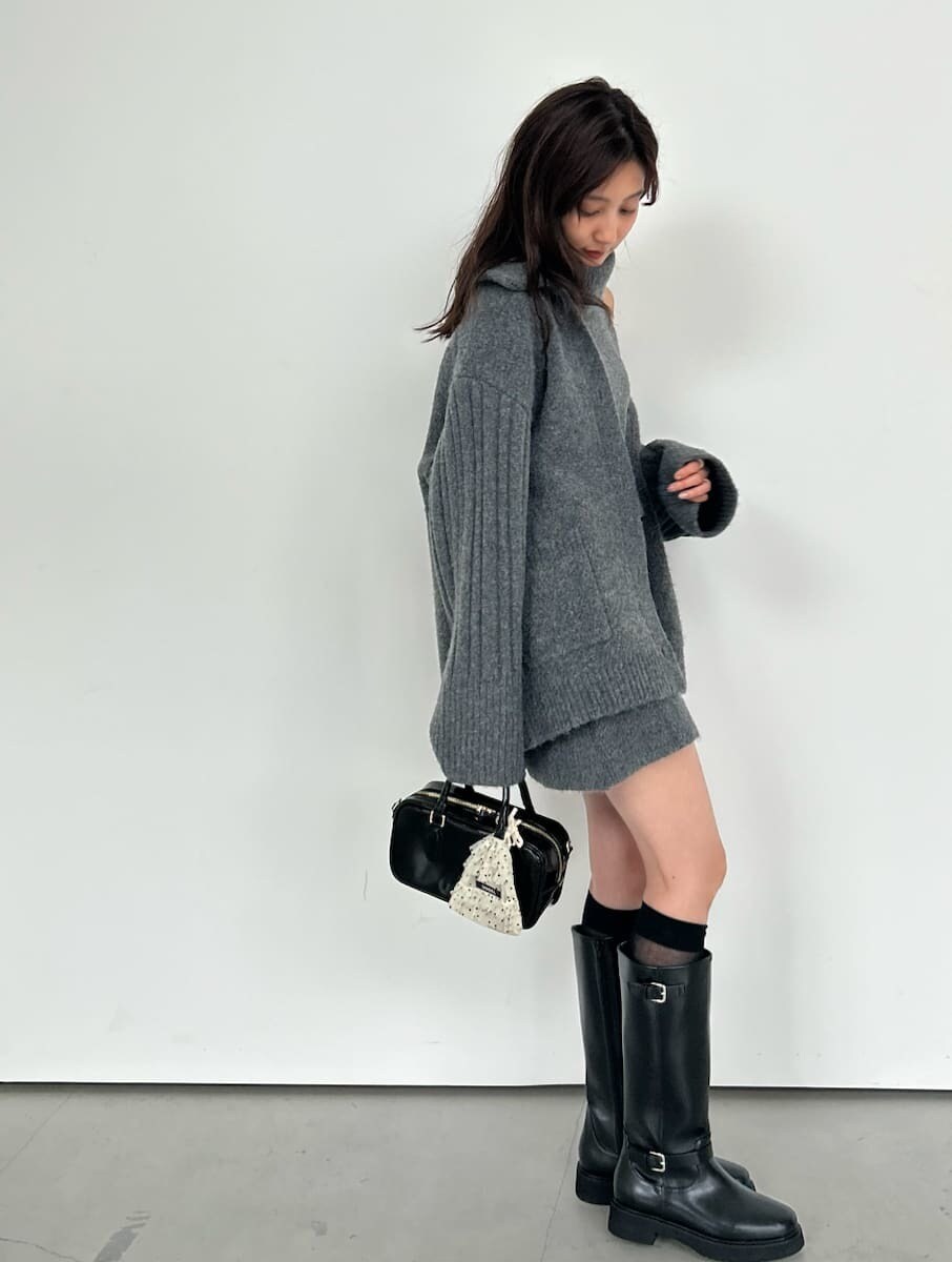 グレー系のカーディガン/ボレロ、グレー系のワンピース、ブラック系のボストンバッグを着用したレディースの夏コーディネートの6枚目の写真