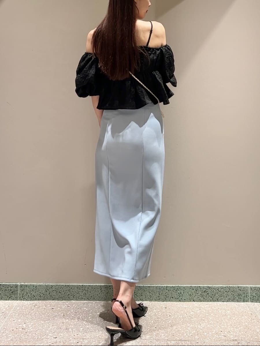 ブラック系のシャツ/ブラウス、ブルー系のスカート、ホワイト系のショルダーバッグを着用したレディースの夏コーディネートの4枚目の写真