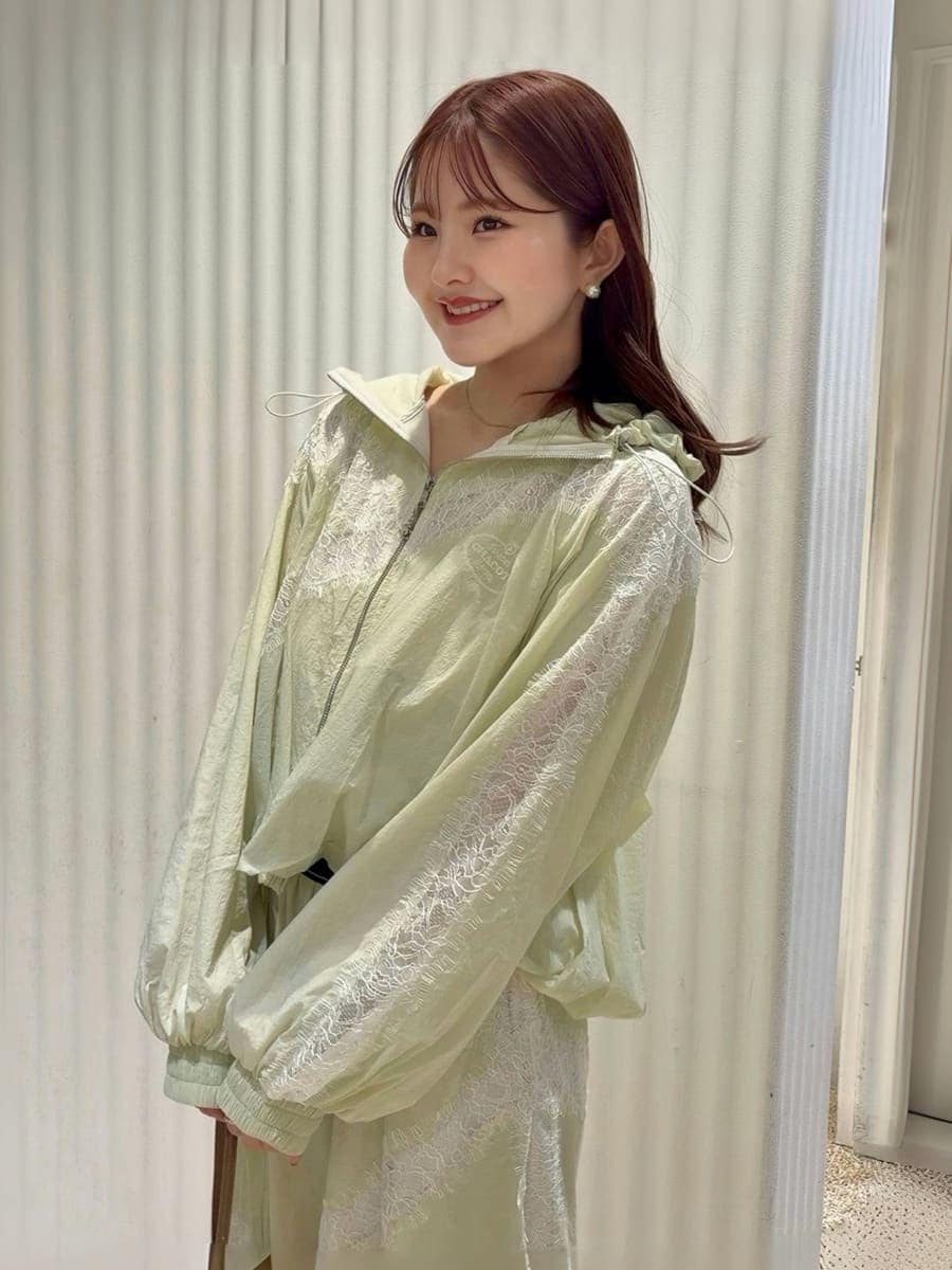 グリーン系のブルゾン、グリーン系のその他パンツ、ブラウン系のパンプスを着用したレディースの春コーディネートの4枚目の写真