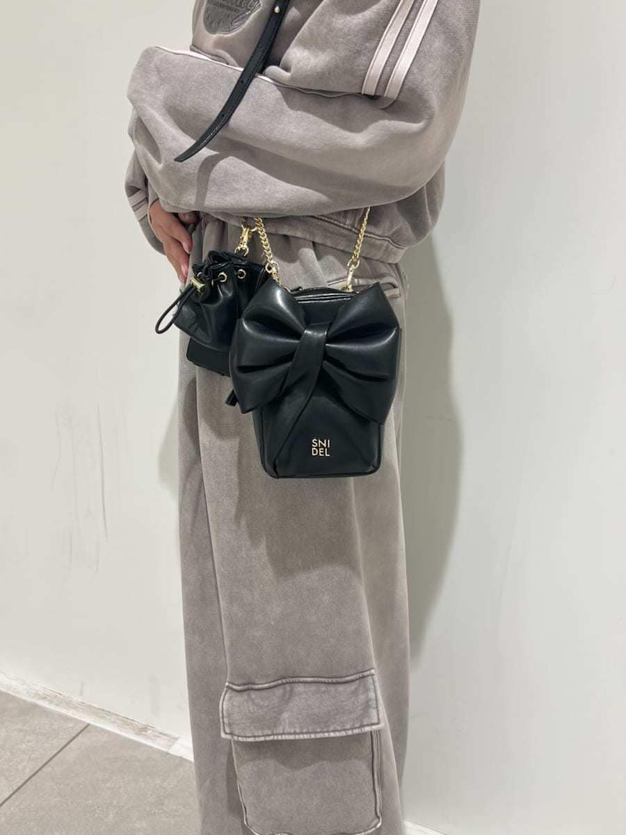 グレー系のスウェットパンツ、グレー系のスウェット、ブラック系のショルダーバッグを着用したレディースの冬コーディネートの5枚目の写真