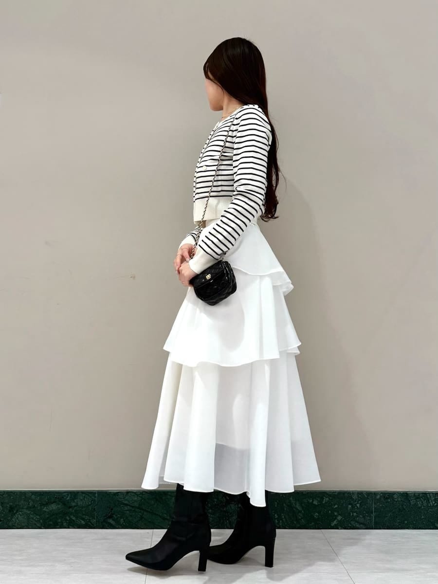 ブラック系のブーツ、ブラック系のショルダーバッグ、その他のワンピースを着用したレディースの冬コーディネートの2枚目の写真