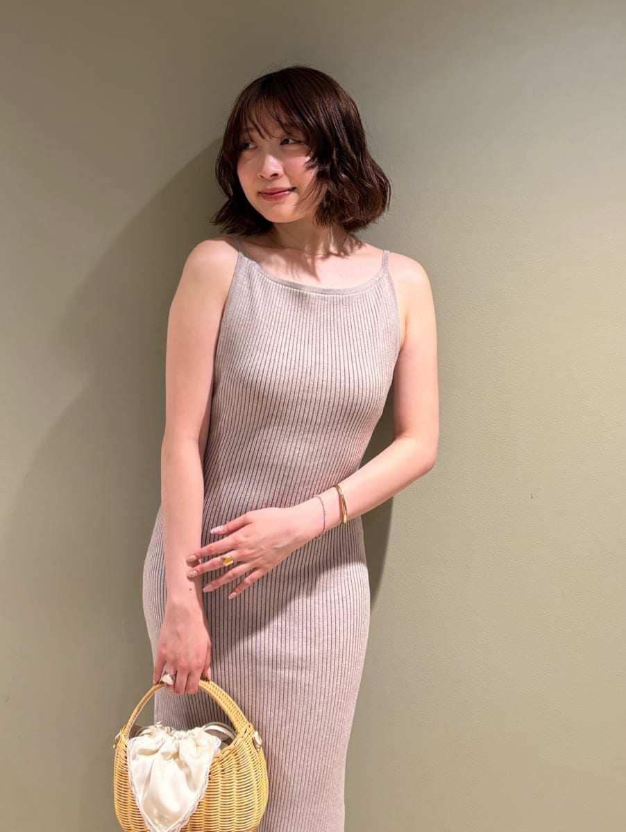 ホワイト系のかごバッグ、ベージュ系のワンピース、その他のサンダルを着用したレディースの夏コーディネートの6枚目の写真